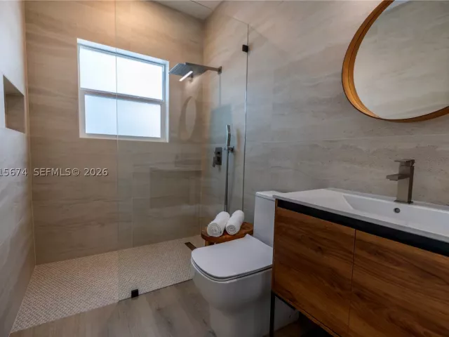 Продажа дома по адресу 725 NE 81st St - фото 9299882