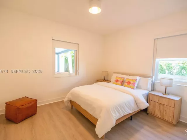 Продажа дома по адресу 725 NE 81st St - фото 9299883