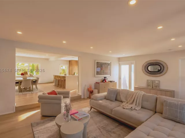 Продажа дома по адресу 725 NE 81st St - фото 9299884