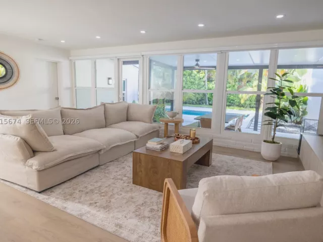 Продажа дома по адресу 725 NE 81st St - фото 9299885