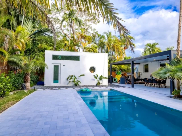 Продажа дома по адресу 725 NE 81st St - фото 9299886
