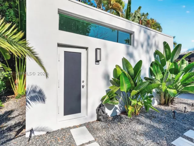 Продажа дома по адресу 725 NE 81st St - фото 9299888