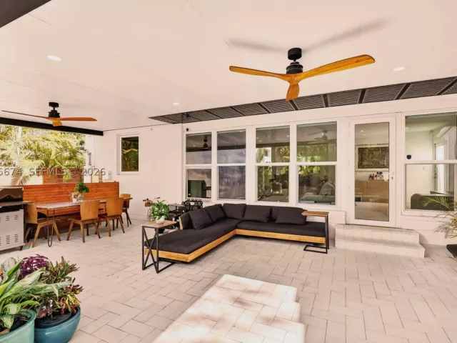 Продажа дома по адресу 725 NE 81st St - фото 9299889