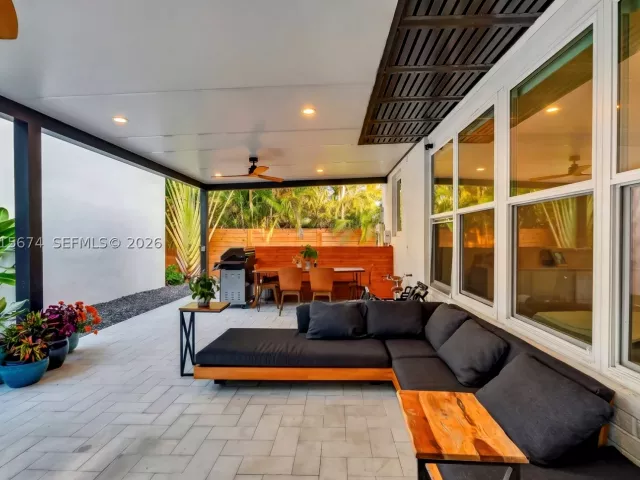Продажа дома по адресу 725 NE 81st St - фото 9299890