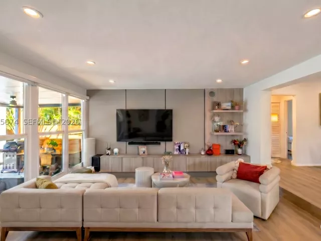 Продажа дома по адресу 725 NE 81st St - фото 9299891