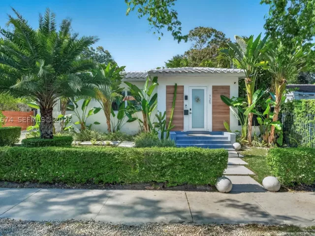 Продажа дома по адресу 725 NE 81st St - фото 9299865