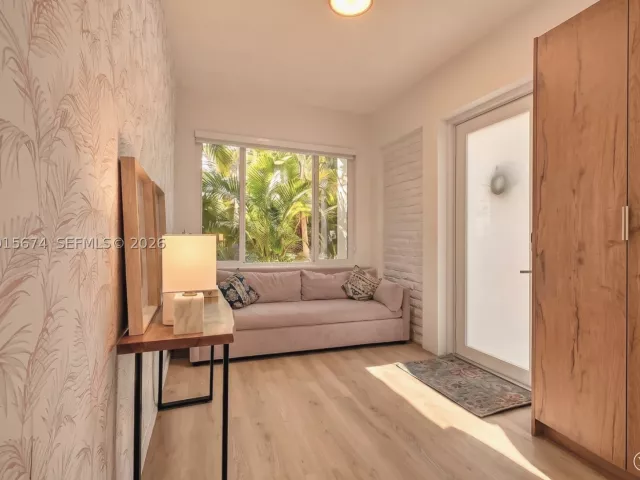 Продажа дома по адресу 725 NE 81st St - фото 9299892
