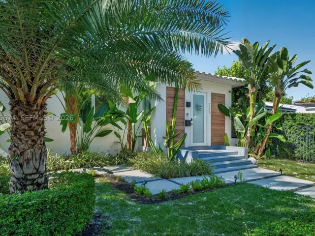 Продажа дома по адресу 725 NE 81st St - фото 9299895