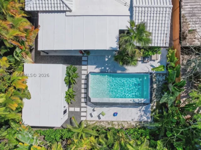 Продажа дома по адресу 725 NE 81st St - фото 9299896