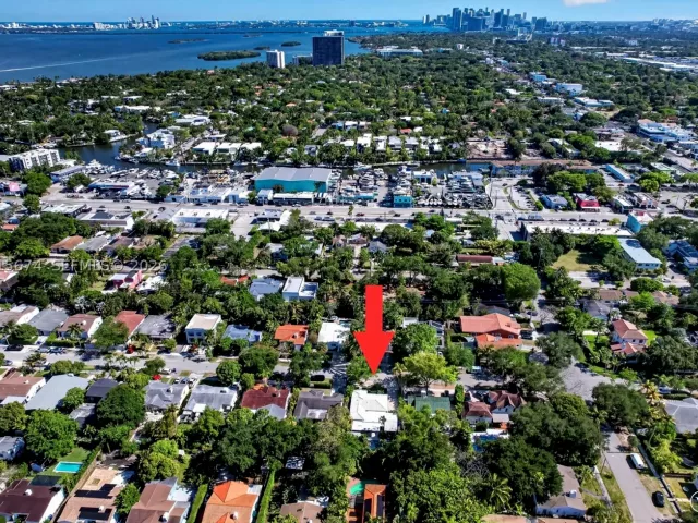Продажа дома по адресу 725 NE 81st St - фото 9299897
