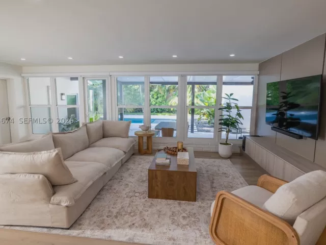 Продажа дома по адресу 725 NE 81st St - фото 9299899