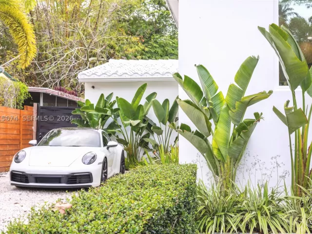 Продажа дома по адресу 725 NE 81st St - фото 9299866