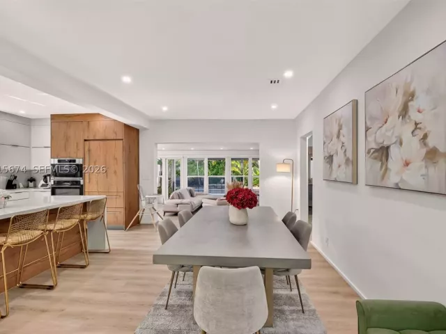 Продажа дома по адресу 725 NE 81st St - фото 9299868