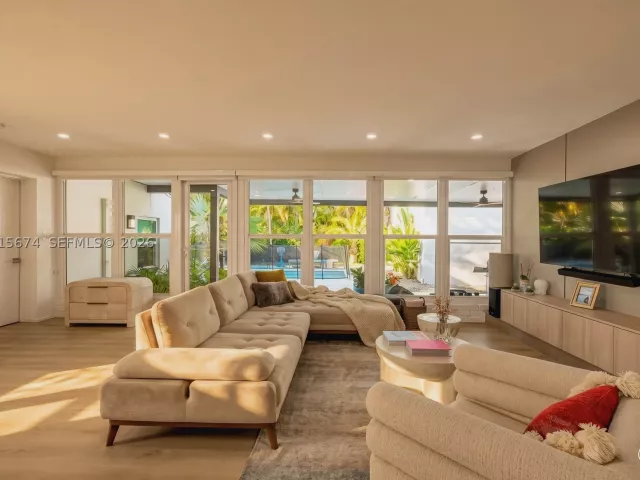 Продажа дома по адресу 725 NE 81st St - фото 9299869