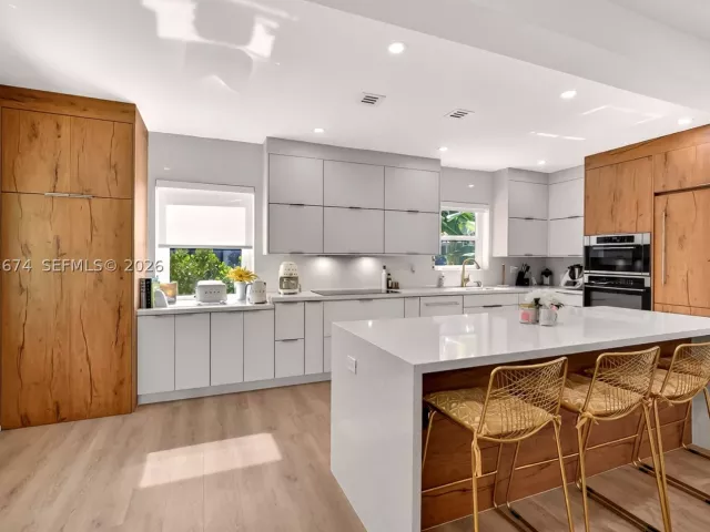 Продажа дома по адресу 725 NE 81st St - фото 9299870