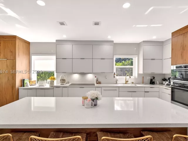 Продажа дома по адресу 725 NE 81st St - фото 9299871