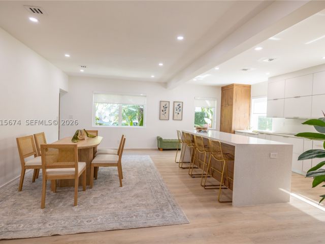 Продажа дома по адресу 725 NE 81st St - фото 9299898