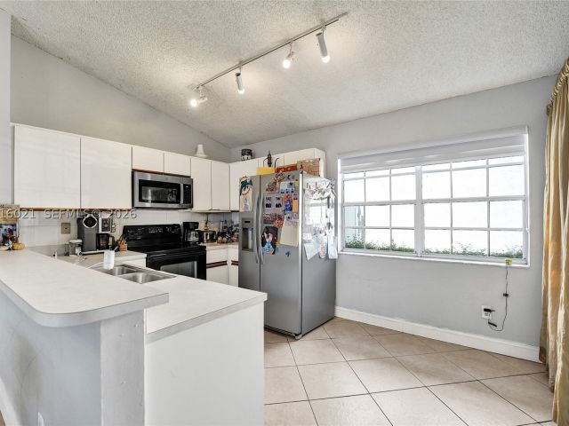 Продажа дома по адресу 11730 NW 12th St - фото 8531463
