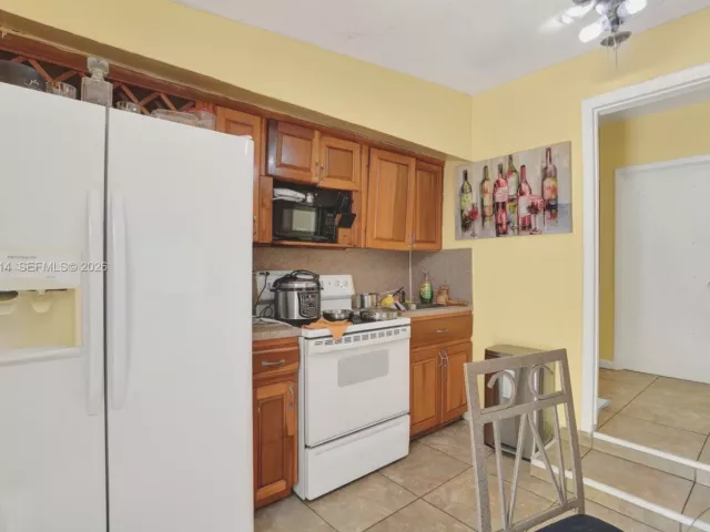 Продажа дома по адресу 2450 NW 32nd St - фото 7657421