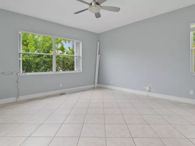 Продажа дома по адресу 1101 NW 180th Ave - фото 9308935