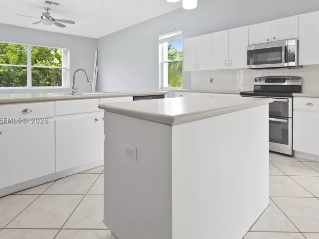 Продажа дома по адресу 1101 NW 180th Ave - фото 9308942
