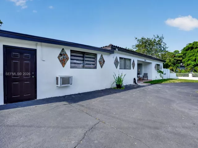 Продажа дома по адресу 2451 NW 11th St - фото 7657452