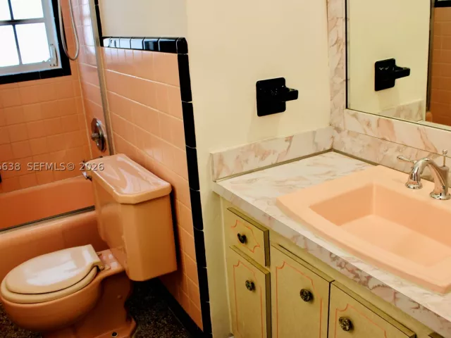 Продажа дома по адресу 4870 SW 6th St - фото 8918339