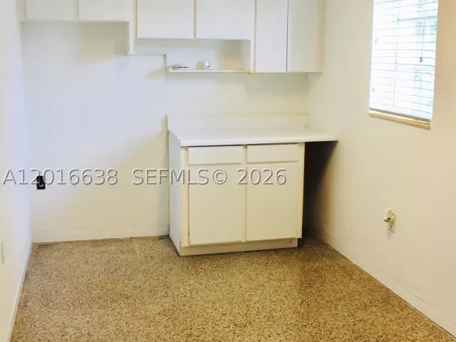 Продажа дома по адресу 4870 SW 6th St - фото 8918341