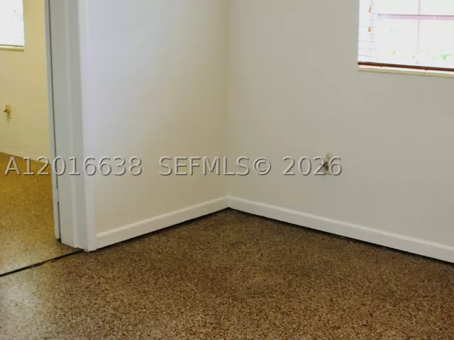 Продажа дома по адресу 4870 SW 6th St - фото 8918342