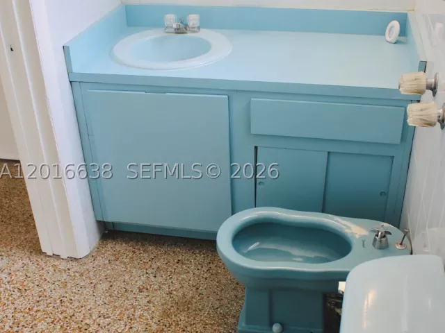 Продажа дома по адресу 4870 SW 6th St - фото 8918343