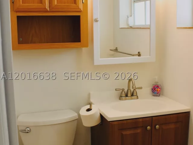Продажа дома по адресу 4870 SW 6th St - фото 8918345