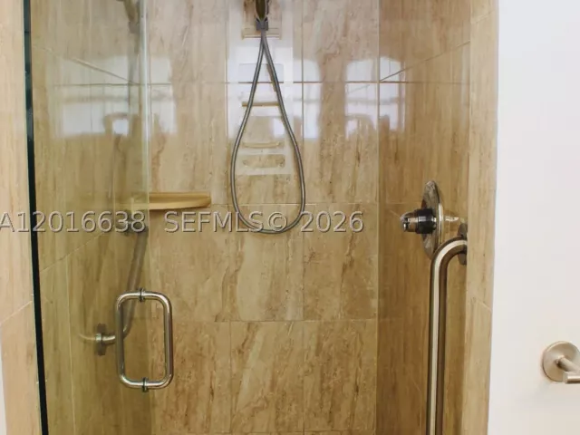 Продажа дома по адресу 4870 SW 6th St - фото 8918346