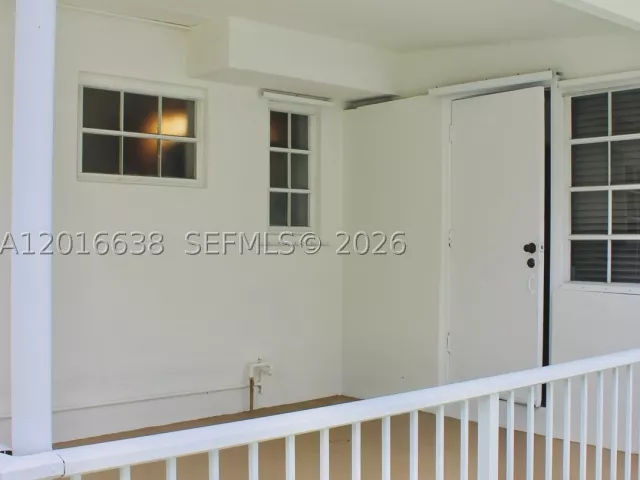 Продажа дома по адресу 4870 SW 6th St - фото 8918349