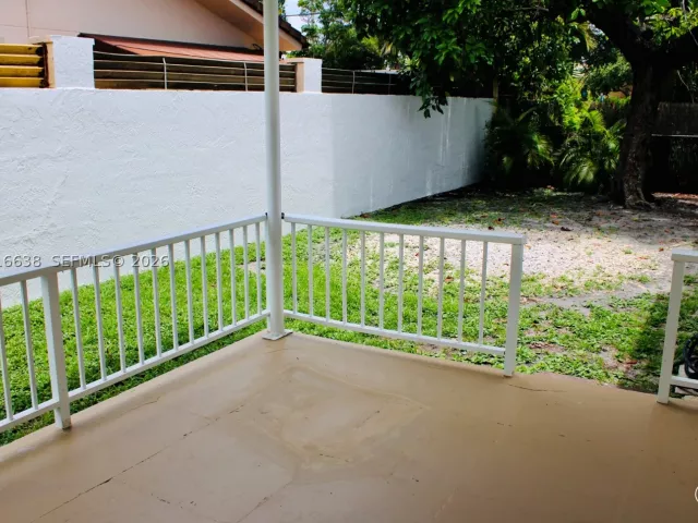 Продажа дома по адресу 4870 SW 6th St - фото 8918350