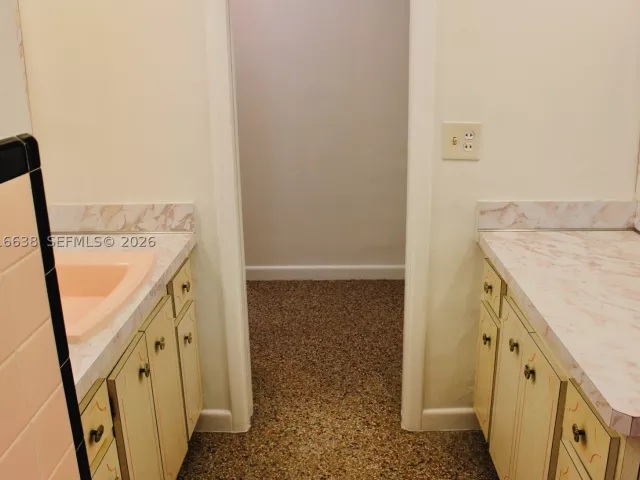 Продажа дома по адресу 4870 SW 6th St - фото 8918332