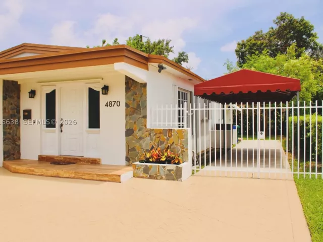 Продажа дома по адресу 4870 SW 6th St - фото 8918333