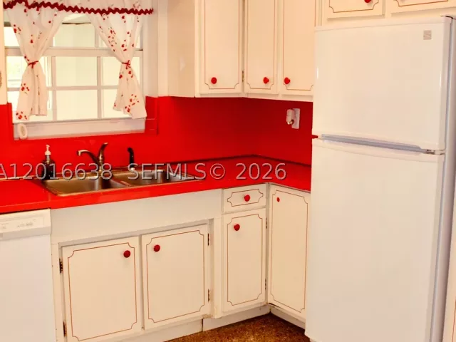 Продажа дома по адресу 4870 SW 6th St - фото 8918335