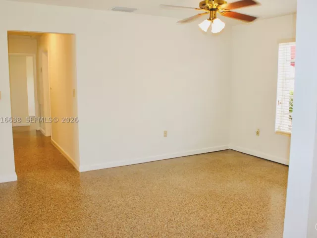 Продажа дома по адресу 4870 SW 6th St - фото 8918337