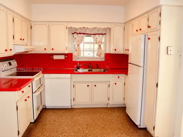 Продажа дома по адресу 4870 SW 6th St - фото 8918338