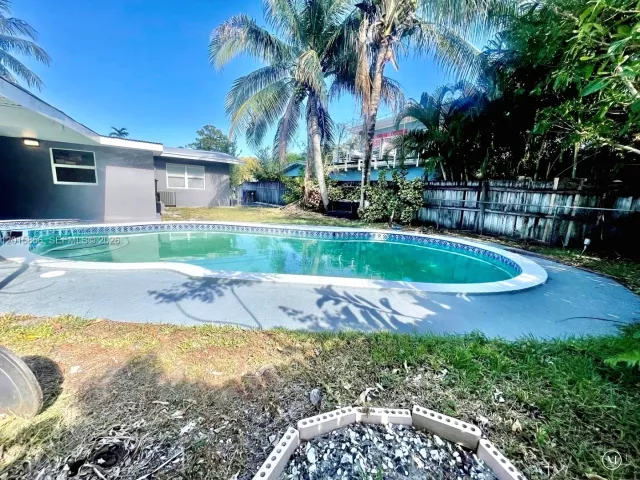 Продажа дома по адресу 1649 NE 8th Ave - фото 7657218