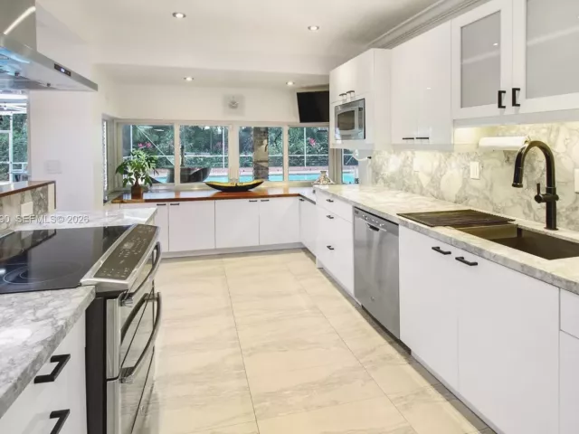 Продажа дома по адресу 19901 NE 21st Ave - фото 7657486