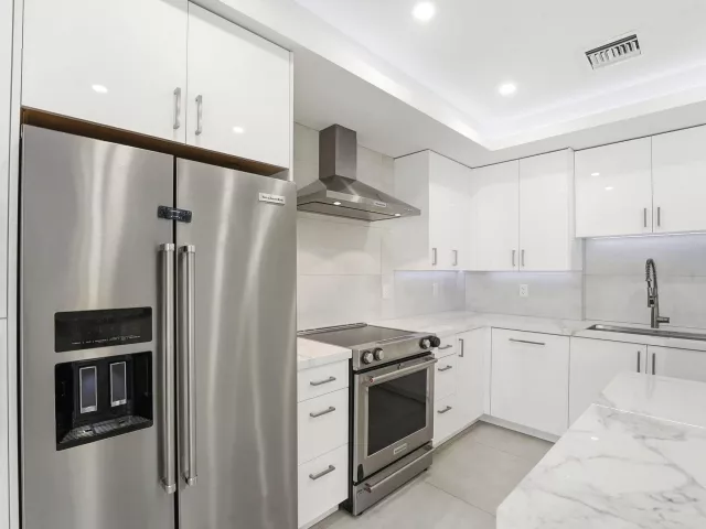 Продажа дома по адресу 120 SE 12th Court - фото 8930318