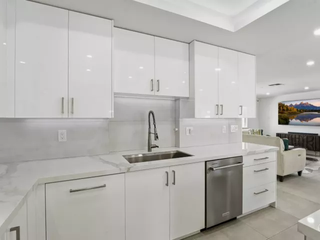 Продажа дома по адресу 120 SE 12th Court - фото 8930319