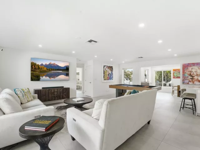 Продажа дома по адресу 120 SE 12th Court - фото 8930308