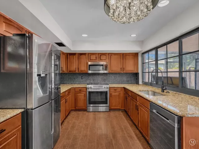 Продажа дома по адресу 2116 NE 62nd Street - фото 8912517