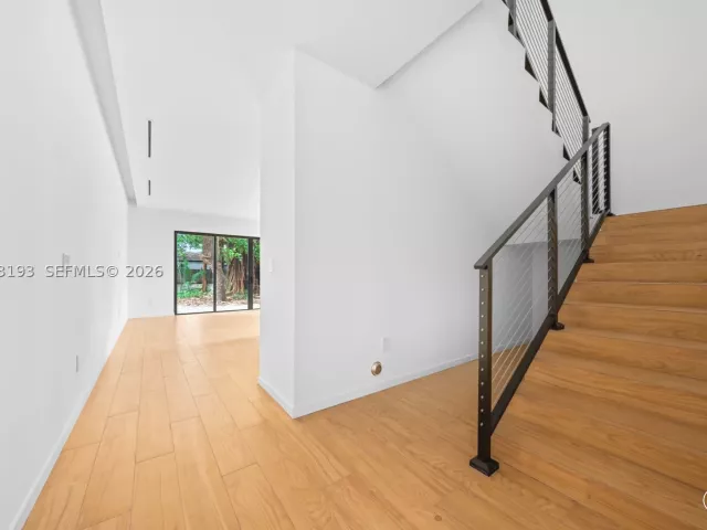 Продажа дома по адресу 2360 SW 32nd Ave Right - фото 8910747
