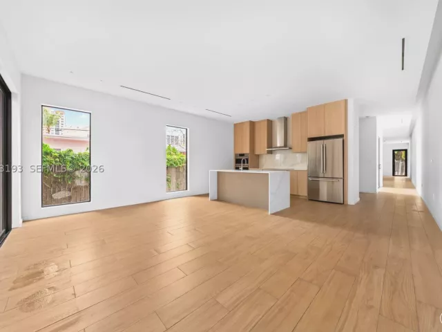 Продажа дома по адресу 2360 SW 32nd Ave Right - фото 8910748