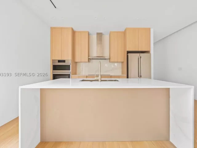 Продажа дома по адресу 2360 SW 32nd Ave Right - фото 8910749