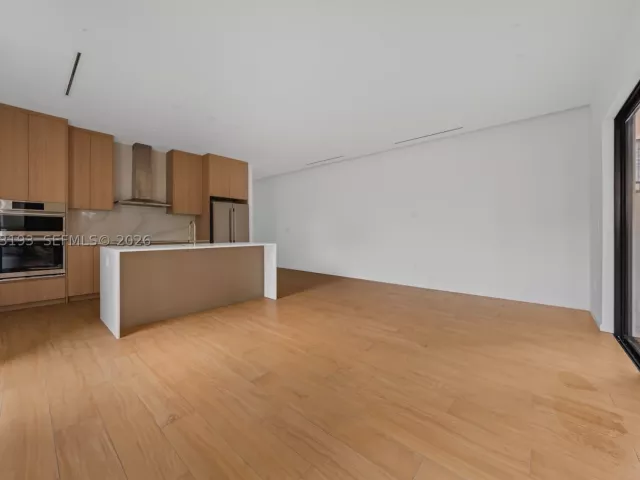 Продажа дома по адресу 2360 SW 32nd Ave Right - фото 8910750