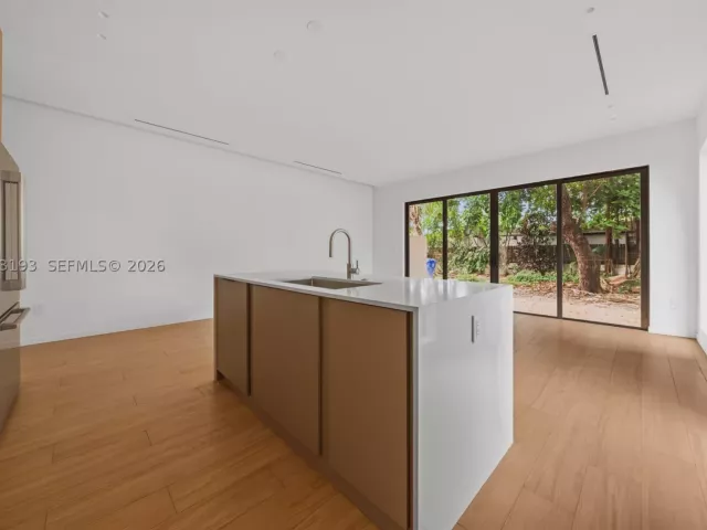 Продажа дома по адресу 2360 SW 32nd Ave Right - фото 8910751